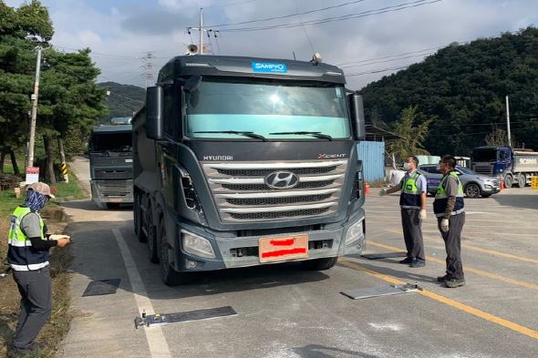 안성시, 이동식 축중기 활용 과적단속에 구슬땀