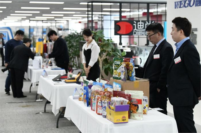 2024 한.중(인천)콰징전자상거래대회에 참여한 주식회사 맘스웰식품이 스낵류 식품을 선보이여 큰 인기를 끌었다.