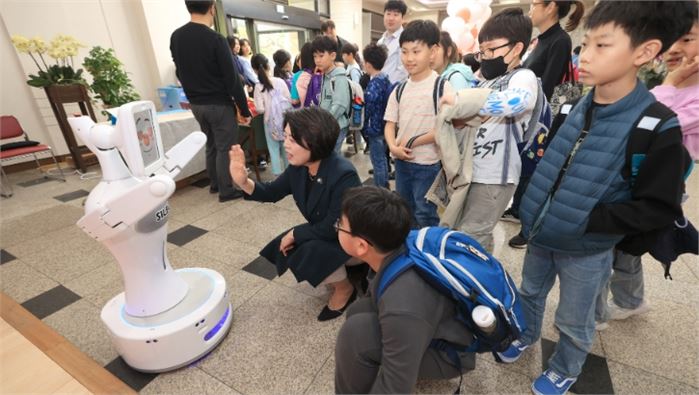첨단 AI 메티컬 로봇, 반가워!…과천시, 과학의 날 기념 로봇 체험 프로그램 운영