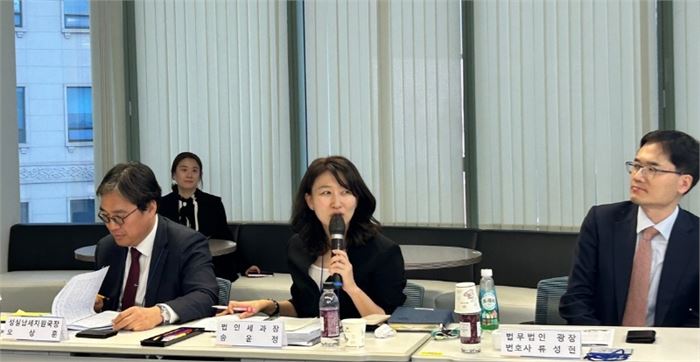  (사진제공 KOFA) 애로사항 및 질의사항에  답변중인 서울지방국세청 송윤정 법인세과장  