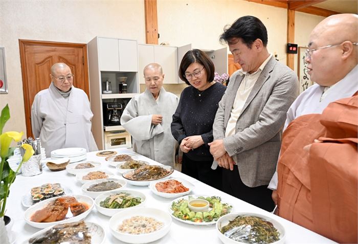 김동근 시장이 5월 4일 회룡사에서 열린 ‘고요한 요리의 길, 불교 사찰음식’ 행사에 참석한 스님들과 함께 사찰음식을 보고 있다.