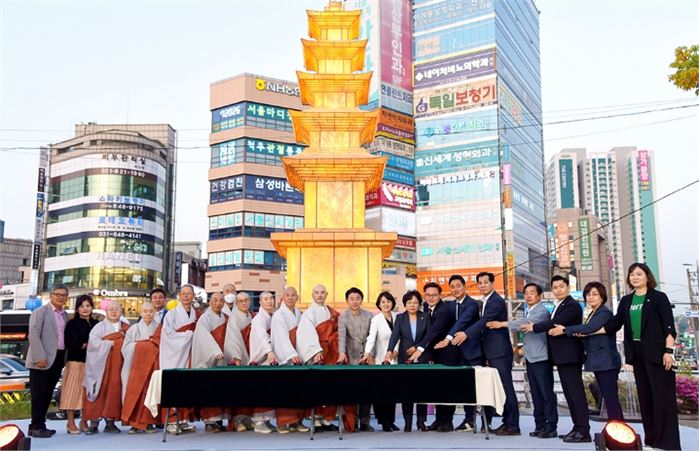 김동근 시장이 5월 3일 의정부역 동부광장에서 개최된 ‘부처님 오신 날’ 기념 봉축점등식에서 참석자들과 함께 점등을 하고 있다.
