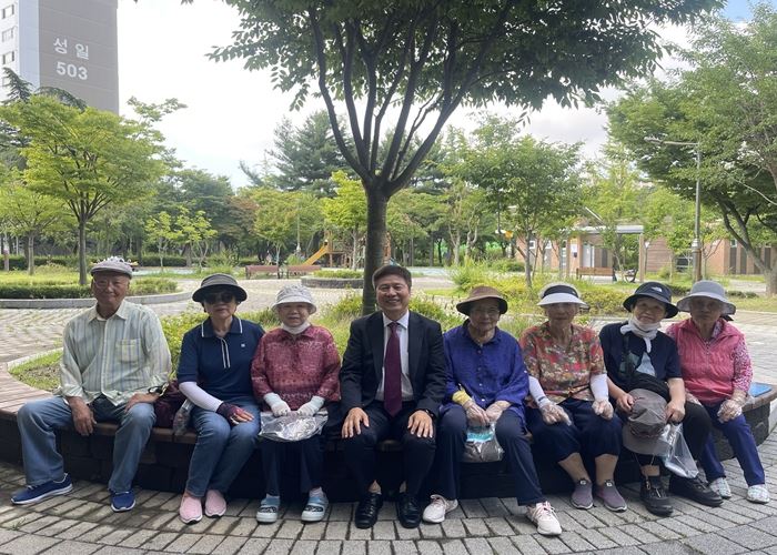 청학노인복지관, 노인일자리 참여자 혹서기 안전물품 지급