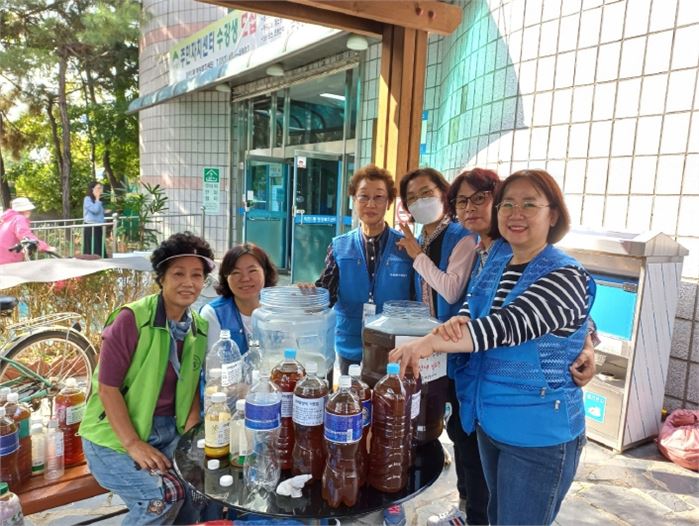 계양구자원봉사센터, ‘EM활성액 무료 배부’ 주민 큰 호응