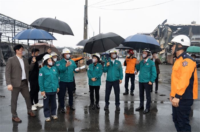 인천시의회, 서구 왕길동 공장 화재 피해 현장 상황 점검