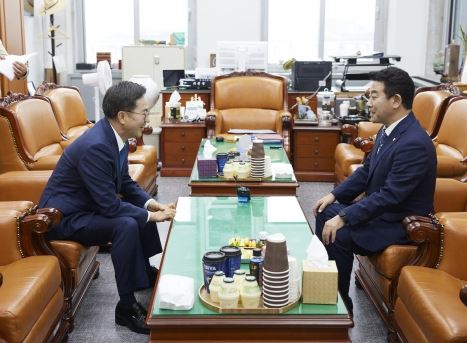 20일 오후 국회 본관에서 김동연 경기도지사가 2025년 경기도 주요 국비 사업 확보 건의를 위해 박정 예산결산특별위원회 위원장을 면담하고 있다.