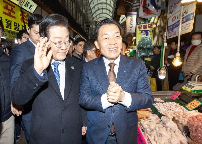 이재준 수원시장이 이재명 더불어민주당 대표와 못골종합시장을 돌며 상인들과 인사를 나누고 있다.