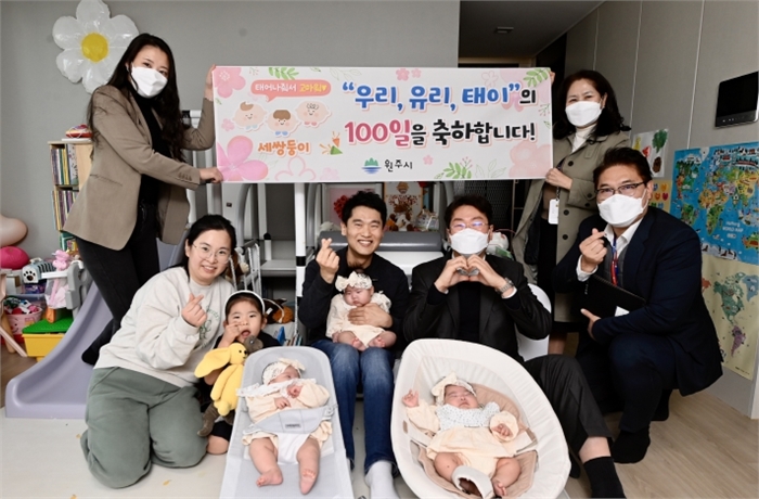 원강수 원주시장, 세쌍둥이 백일 기념 축하 방문