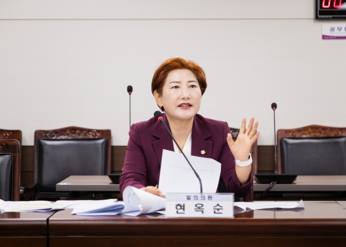 안산시의회 현옥순 의원이 지난 4일 있었던 제297회 안산시의회 제1차 정례회 문화복지위원회에서 ‘안산시 해양폐기물 관리에 관한 조례안’에 대해 설명하고 있다. 