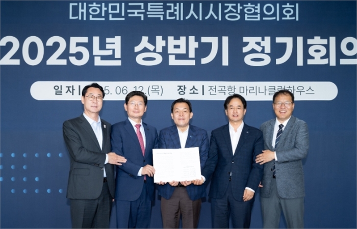 이재준 수원시장(가운데)과 정명근 화성시장(왼쪽 1번째), 이상일 용인시장(왼쪽 2번째), 장금용 창원시장 권한대행(오른쪽 1번째), 이동환 고양시장(오른쪽 2번째)이 건의문에 서명한 후 기념촬영을 하고 있다.