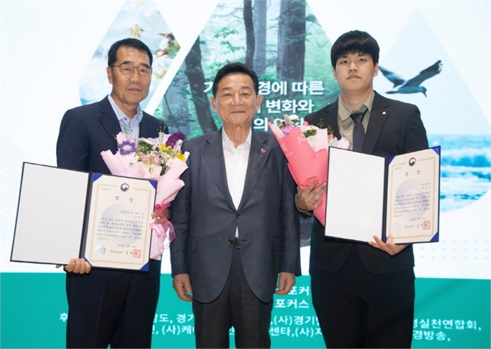 왼쪽 환경부장관 수상자 서형운 가운데 대회장 공원식 오른쪽 환경부장관 수상자 이경훈이 기념촬영을 하고 있다.    © 사진=인디포커스 김한솔 기자