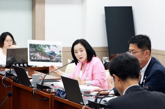 관광산업의 중요성을 설명하면서 장기적인 비전을 제시하고 있는 지민희 의원