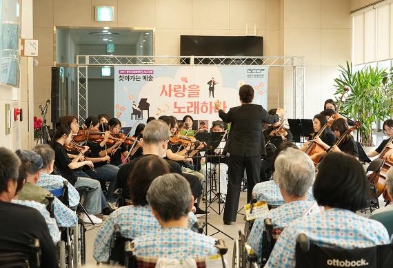 지난달 31일 성심요양병원에서 진행된 ‘광주프라임청소년오케스트라’ 공연 모습(광주시문화재단 제공)