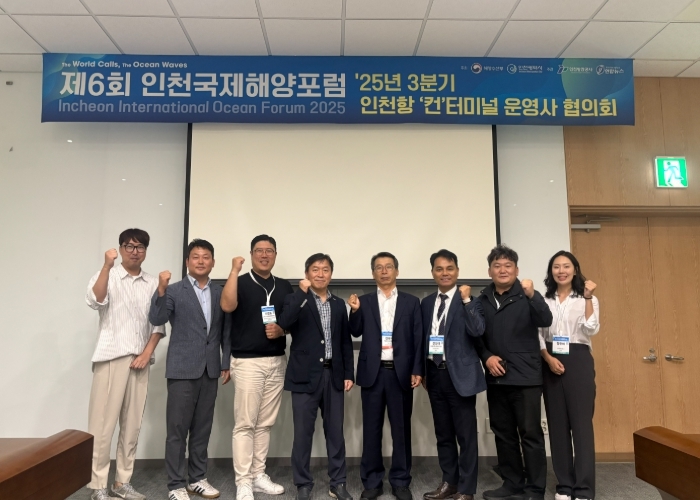 인천항 ‘컨’ 터미널 운영사 협의회에서 IPA 항만운영실장, 항만물류협회 김태석 이사장, 4개 ‘컨’ 터미널 운영사 운영팀장들이 지속 협력을 다짐하고 있다 / 사진제공 = 인천항만공사 