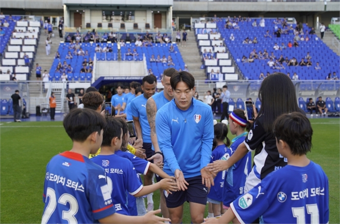 경기도주식회사-수원삼성 홈경기에서 사회적경제 현장 홍보