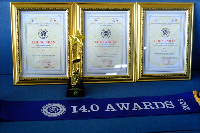 SotaTek 대표가 I4.0 Awards 2025에서 수상하는 장면과 수상 인증서