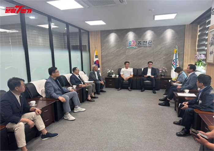 신영재 홍천군수와 안재만 회장, 이달휴 대표외 주요 관계자 면담-이미지제공 분양7번가       