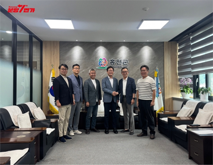 신영재 홍천군수, 안재만회장, 백금산회장, 한동협회장, 원학연대표, 이달휴대표 참여기업들–이미지제공 분양7번가
