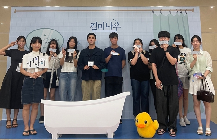 지난9일 광명시 청년동 청년들이 충무아트센터에서 '아트앤컬처 소사이어티-연극' 프로그램 일환으로 '킬 미 나우' 공연을 관람한 후 기념사진을 촬영하고 있다