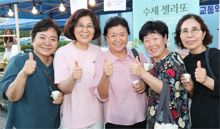 달빛 아래 펼쳐진 작은 축제 함께여서 더 빛났던 '가치한 여름' 