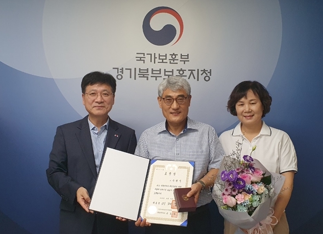 왼쪽부터 손순욱 지청장, 故 유현석 지사의 외증손과 외증손부