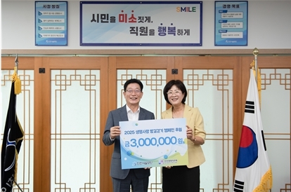 김재보 인천시설공단이사장(좌측)이 박미희 인천생명의전화소장(우측)과 함께 기념촬영을 하고 있다.