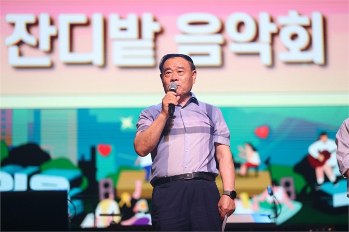 잔디밭음악회 ‘밤을 잊은 그대에게’ 공연 참석 