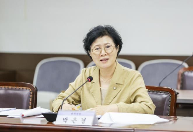 박은경 의원이 지난 8월 26일 제298회 임시회 기획행정위원회에서 ‘안산시 지역건설노동자 우선고용 및 체불임금 등이 없는 관급공사 운영을 위한 조례 일부개정조례안’에 대해 설명하고 있다.  