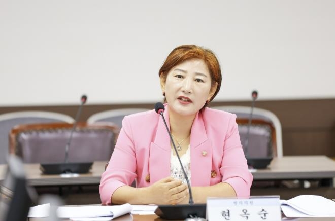 현옥순 의원이 지난 8월 26일 제298회 임시회 기획행정위원회에서 ‘안산시 입학지원금 지원 조례안’에 대해 설명하고 있다.  