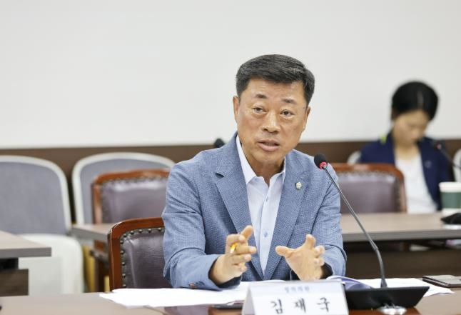 김재국 의원이 지난 8월 26일 제298회 임시회 기획행정위원회에서 ‘안산시 의안의 비용추계에 관한 조례 일부개정조례안’에 대해 설명하고 있다. 