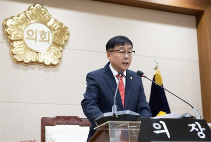 윤창철 의장이 제380회 임시회 제1차 본회의를 주재하고 있다.