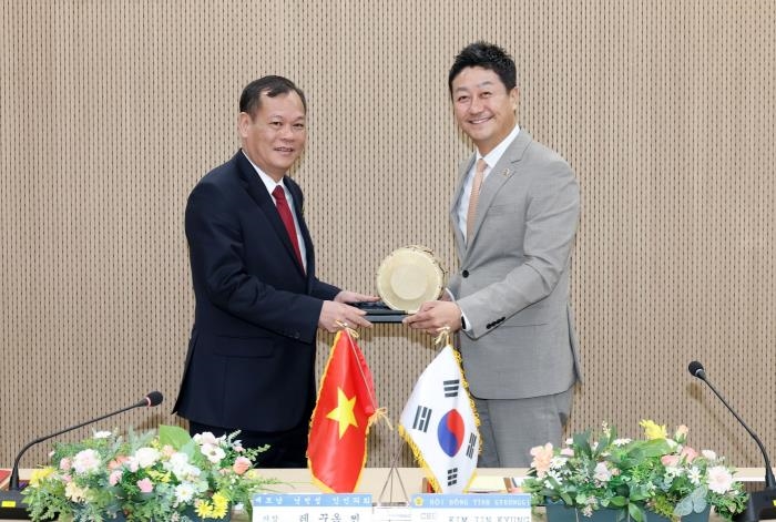경기도의회, 베트남 닌빈성 인민의회 대표단과 협력 논의...김진경 의장 