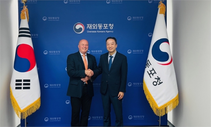 좌(하르트무트 코쉭 독일 재외동포재단 평의회 의장), 우(변철환 차장)
