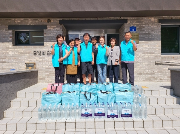 강릉시 중앙동지역사회보장협의체, 취약계층에 식품 꾸러미 및 생수 전달