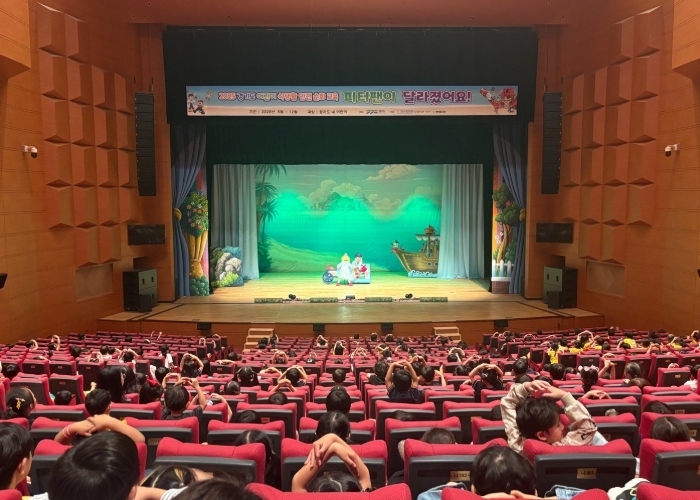 11,12일 하남문화예술회관 검단홀에서 어린이 펼쳐진 뮤지컬 ‘피터팬이 달라졌어요’를 보는 원아들이 노래에 맞춰 즐겁게 율동하고 있다.