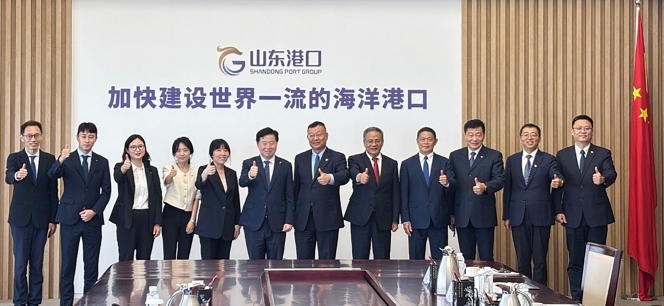 IPA 이경규 사장이 산둥성항무그룹 리펑리 총경리와 기념사진을 촬영하고 있다.