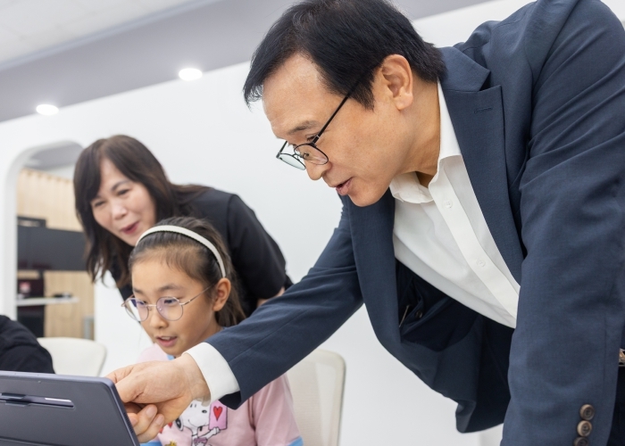 임태희 경기도교육감이 9월 15일 포천 선단초등학교에서 하이러닝 활용 수업을 참관하고 있다.