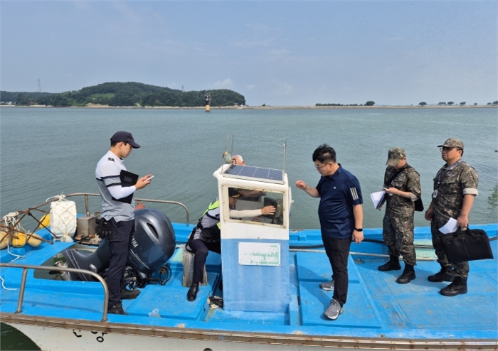 강화군, 민·관·군·경 합동 대응으로 해상 실종 어민 극적 구조(지난 8월 관계기관 합동 안전점검 자료사진)