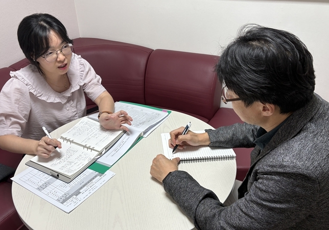 인천시사회서비스원 소속 시설 운영 담당자가 지난 17일 추강엽 인천시피해장애아동쉼터 센터장과 인권상황 목록을 점검하고 있다.  