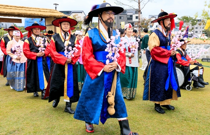 정명근 화성특례시장 화성유수 복장으로 격쟁 행사에 참여하고 있다