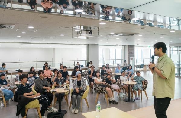 인기 웹툰 '닥터 프로스트'의 이종범 작가와의 토크콘서트 진행 모습