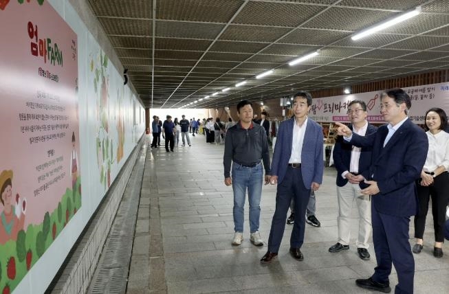 딸기 수확 기념행사가 열린 마두스마트팜을 찾은 이동환 고양특례시장