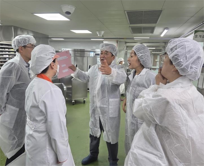 경기도의회 김호겸 의원, 운천고등학교 및 남양초등학교 학교급식실 환기설비 개선 현황 점검...경기도형 환기설비 도입 필요