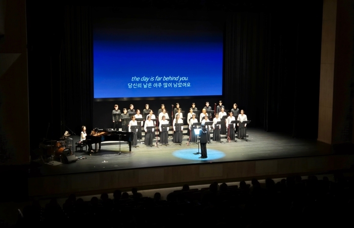 지난 11일 광명극장에서 청년 합창단 '위드(WITH)'의 제2회 정기연주회가 진행 중이다.