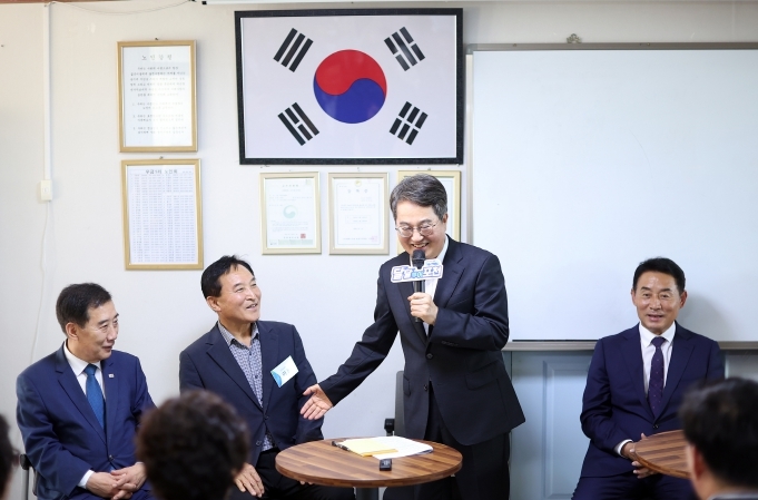 김동연 지사가 16일 포천시 마치미 마을에서 열린 ‘경기 RE100 최우수 마을 현판 제막식’에서 발언하고 있다.