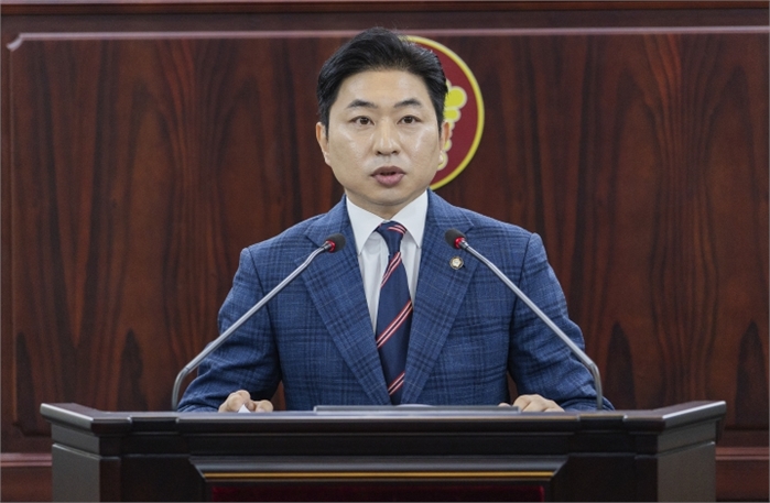 화성특례시의회 김종복 의원이 제245회 임시회 중 제1차 본회의에서 5분 자유발언을 하고 있다.