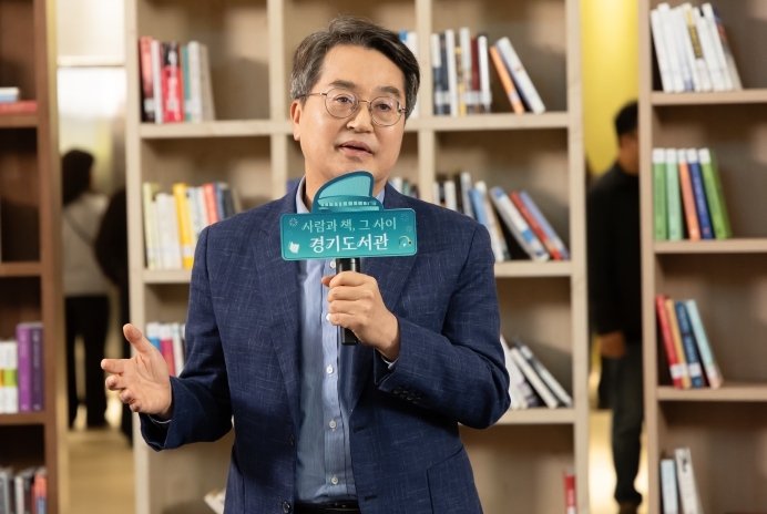  25일 오후 경기도서관에서 열린 경기도서관 도민과의 첫만남에서 김동연 경기도지사가 키워드 토크에 참여하고 있다.