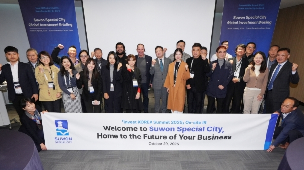 김현수 수원시 제1부시장(가운데)과 투자유치설명회 참가자들이 함께하고 있다. 