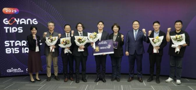 왼쪽부터 고양투자청 최아람 청장, 바이오미 윤상선 대표, 컨트롤엠 원종관 대표, 아이콘캐스팅 황재근 대표, 채우라 김재상 대표, 고양시의회 신인선 의원, 고양산업진흥원 한동균 원장, 위뉴 황보율 대표, 딥플랜트 김철범 대표