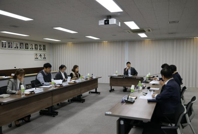 안산시의회 최찬규 의원이 실무부서의 의견을 청취하고 있다.  